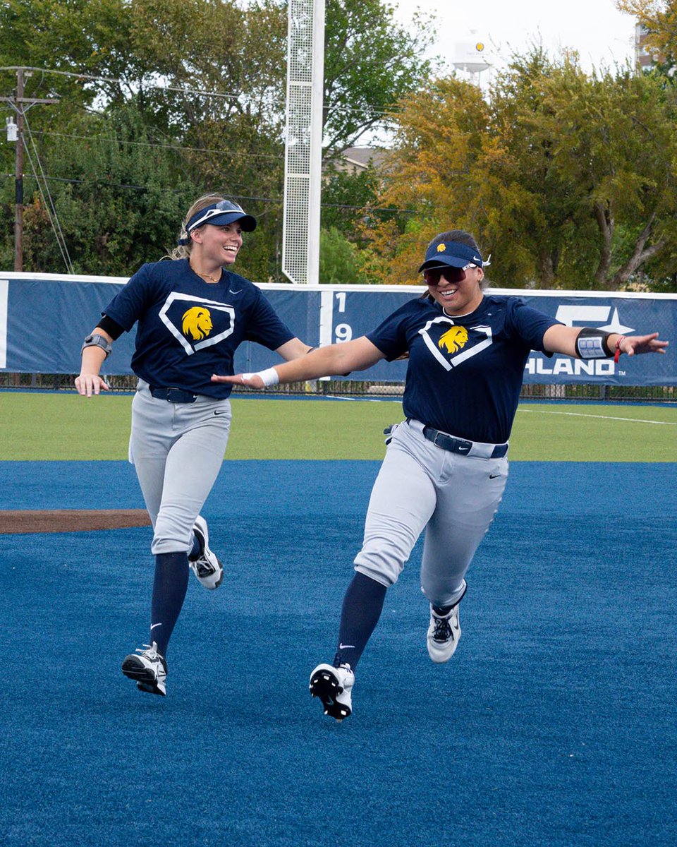 Lion_Softball's tweet photo. Fall ball hits different in the blue &amp; gold 💙💛 #HailET https://t.co/YpE1diKVDz