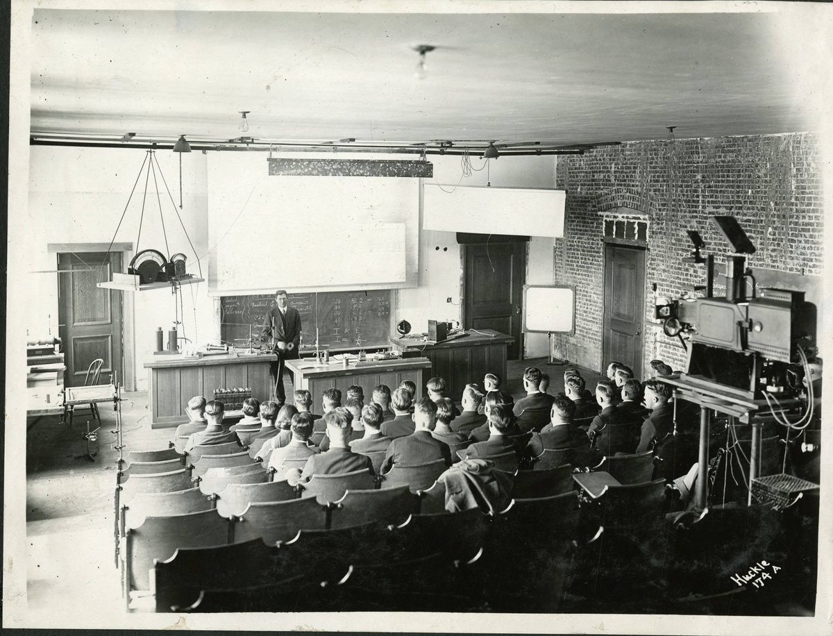WSUVoiland's tweet photo. Here's a #ThrowbackThursday post from the 1920's of @WSUVoiland students listening to a lecture. What historic photos from the college would you like to see? #TBT #WSU #GoCougs https://t.co/sG5HvdeQ1i