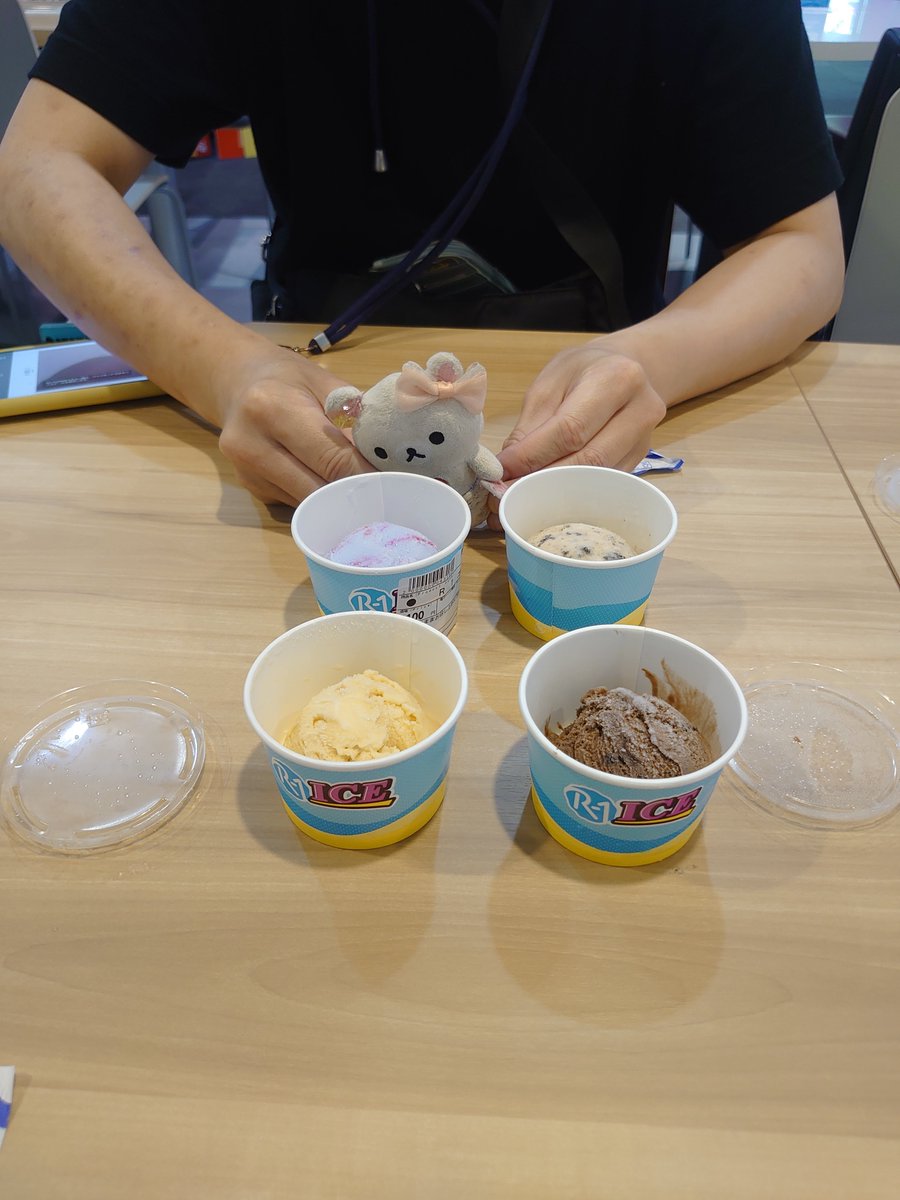 Alicesirish's tweet photo. ラウンドワンの100円アイス、バニラが8種類もあってどれにするか迷ったからとりあえずメニュー最初の「プレミアムバニラ」にしたけど微妙だった。
バニラ好きとしては時間かけて制覇したいですね。
「ガトーショコラ」は普通に美味しかった。
あと抹茶がないのは如何なものかと。 https://t.co/VCPU4vCOrk