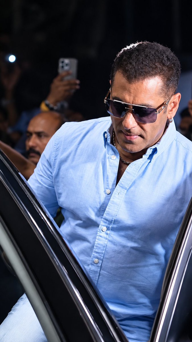 salman_anjali's tweet photo. The man, the charm, the madness. 🥵🔥

#SalmanKhan • #Monster • #SVC63 https://t.co/ShoCYPH9lR