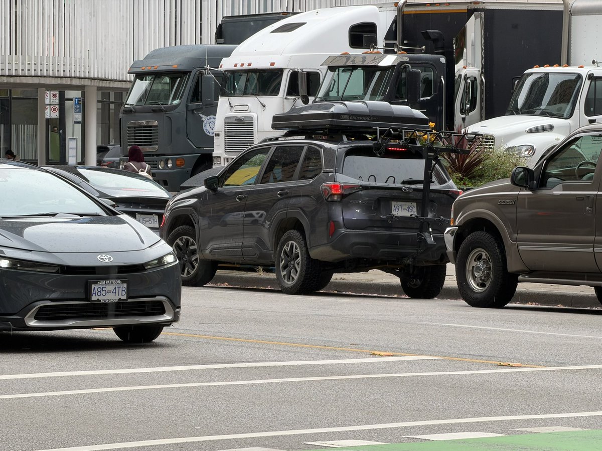 jq2wtt's tweet photo. ヒッチメンバーに市販のキャリア以外の色々をつけてる車を見かけます
溶接練習して、HFのデカいモービルアンテナとかつけてみたいな https://t.co/TlNNFugy98