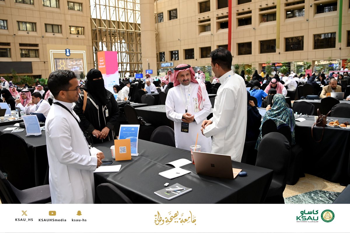 KSAU_HS's tweet photo. تم تكريم جامعة الملك سعود بن عبدالعزيز للعلوم الصحية بصفتها شريك نجاح في هاكاثون الابتكار الصحي الرقمي الذي نظمته المدينة الطبية بجامعة الملك سعود. وجاء هذا التكريم تقديراً لمساهمة الجامعة في دعم المنافسه الابتكارية والمشاريع المشاركة عبر تقديم نخبة من المرشدين والمحكمين، إلى جانب مشاركة فاعلة بمشاريع من حاضنة مشكاة للابتكار الصحي. وقد قُبلت ثلاثة مشاريع ضمن مسارات الصحة الرقمية للمرأة، والتجارب السريرية، والصحة الاستباقية، بما يعكس دور الجامعة في تمكين الكفاءات ودعم الحلول المبتكرة لخدمة القطاع الص��ي. وحضر التكريم عميد شؤون الطلاب الأستاذ الدكتور بدر المقبل، وتسلم التكريم نيابة عن الجامعة.
