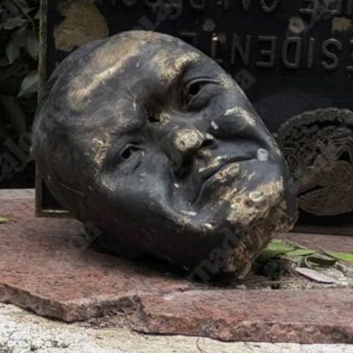 ChenatoMonero's tweet photo. Curiosamente la cabeza aplastada de @FelipeCalderon se parece a García Luna😳

Acaso el escultor de la estatua nos estaba tratando de decir algo y no sabíamos? 😬🧐 https://t.co/ymZyck3hJk