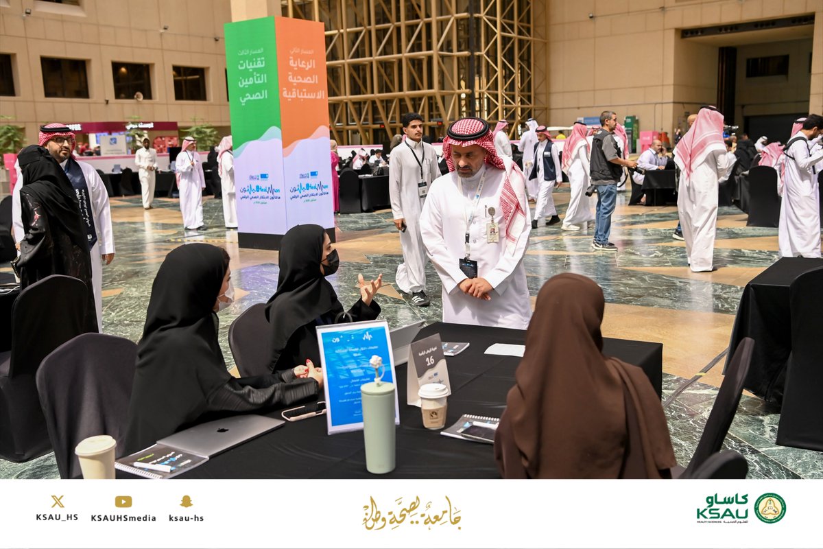 KSAU_HS's tweet photo. تم تكريم جامعة الملك سعود بن عبدالعزيز للعلوم الصحية بصفتها شريك نجاح في هاكاثون الابتكار الصحي الرقمي الذي نظمته المدينة الطبية بجامعة الملك سعود. وجاء هذا التكريم تقديراً لمساهمة الجامعة في دعم المنافسه الابتكارية والمشاريع المشاركة عبر تقديم نخبة من المرشدين والمحكمين، إلى جانب مشاركة فاعلة بمشاريع من حاضنة مشكاة للابتكار الصحي. وقد قُبلت ثلاثة مشاريع ضمن مسارات الصحة الرقمية للمرأة، والتجارب السريرية، والصحة الاستباقية، بما يعكس دور الجامعة في تمكين الكفاءات ودعم الحلول المبتكرة لخدمة القطاع الص��ي. وحضر التكريم عميد شؤون الطلاب الأستاذ الدكتور بدر المقبل، وتسلم التكريم نيابة عن الجامعة.