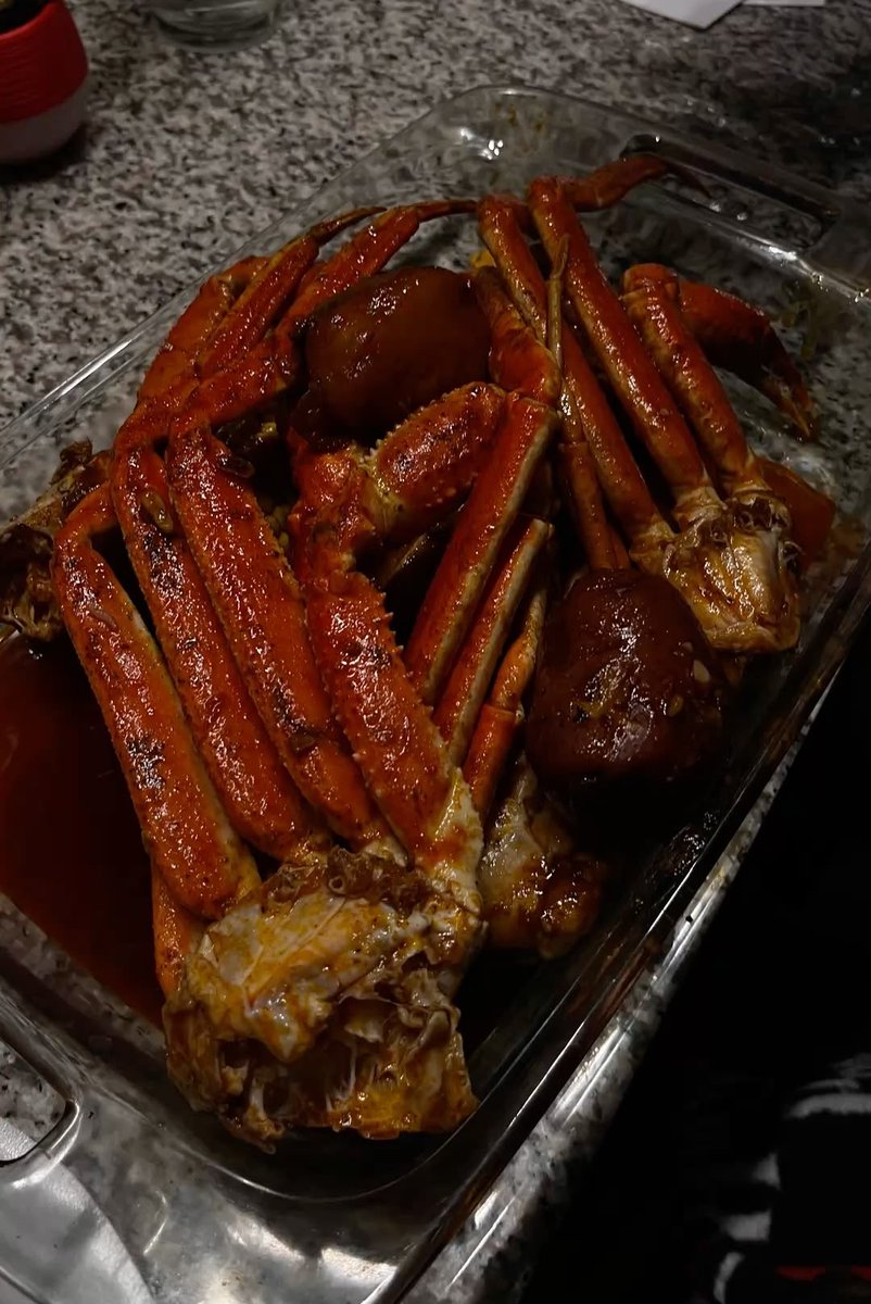 bossbabejass's tweet photo. Crab Legs OR Lobster? 👀 https://t.co/wrzlii7uk1