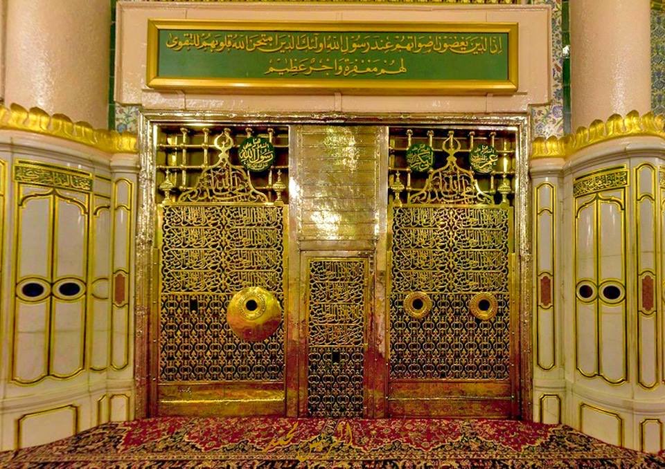 Alshaikh2's tweet photo. هناك .. حيث تهدأ الأصوات أدباً، و تفيض العيون شوقاً، و يقف المسلم يسلّم على رسول الله ﷺ بقلبٍ تمنّى الوصول أعواماً.

هناك مسجده الشريف .. 
و بجواره الحجرة التي تضمّ جسده الطاهر، و صاحبيه أبا بكر و عمر رضي الله عنهما.

إلى هذه المدينة امتدّ عدوان #الحوثي، مستهدفاً محطةً تمدّ #المسجد_النبوي بالكهرباء .. 
إلى المكان الذي يحمل المسلمون محبّته معهم، حتى مَن لم تطأه قدماه.

يا مسلمي العالم .. 
استحضروا لحظة وقوفكم هناك، أو شوقكم إلى تلك اللحظة، ثم أعطوا هذا الاعتداء ما يستحقّه من إدانةٍ واضحةٍ لا تختبئ خلف المجاملات.

مَن ضاق صدره من صوتٍ يرتفع عند رسول الله ﷺ .. 
كيف يتّسع لعذرٍ يبرّر إرهاباً يهدّد أمن مدينته؟

 #الحوثي_يستهدف_مدينه_الرسول