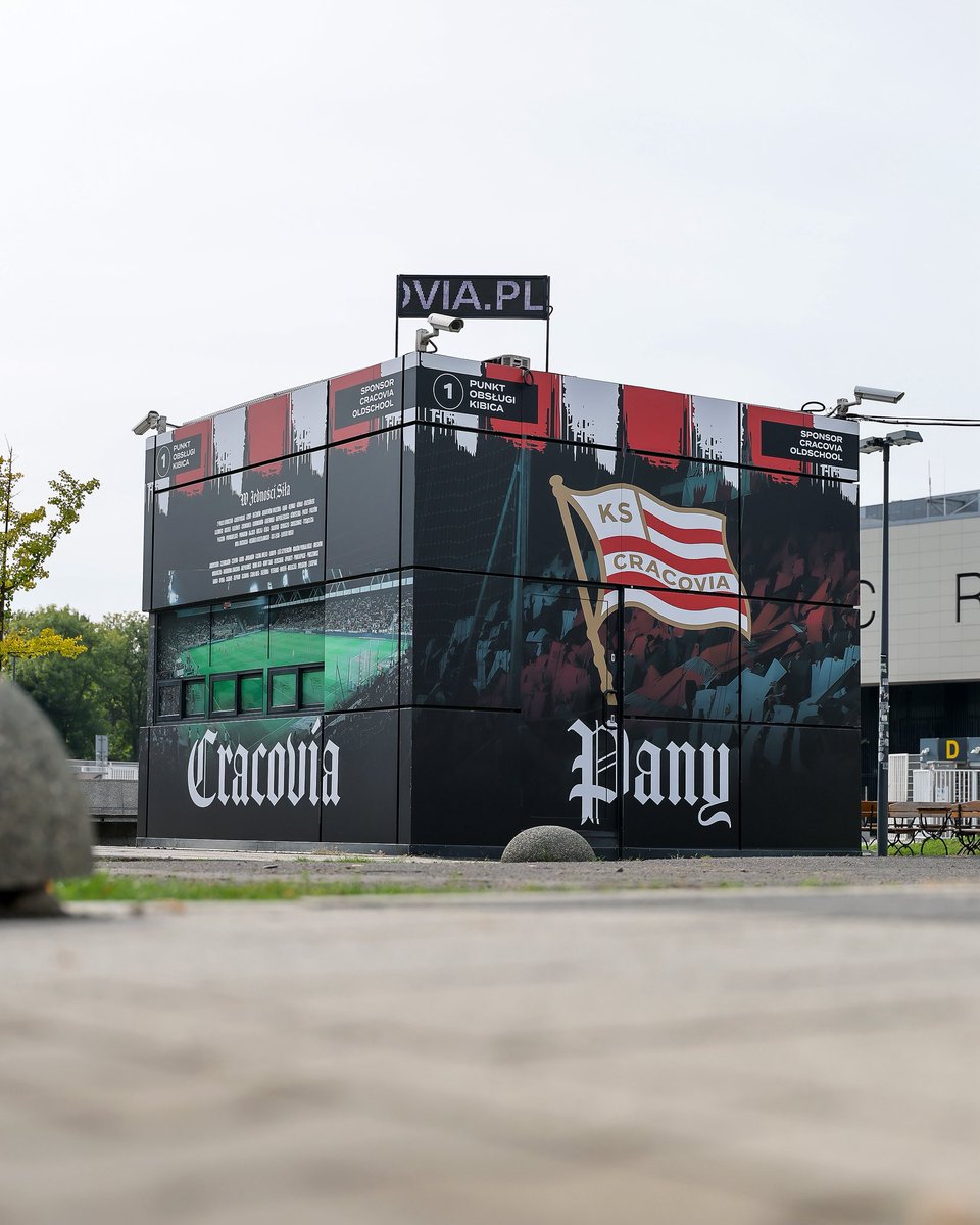 KSCracoviaSA's tweet photo. Odsłaniamy gotowy Punkt Obsługi Kibica, który znajdziecie od strony sektora D! ⚪️🔴

Sponsorem POK-u jest @CRACOVIAOLDSCH1. 👊 https://t.co/BvcASXmbgp