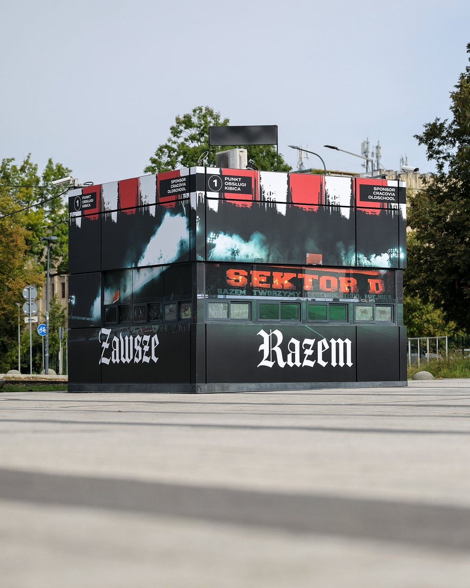 KSCracoviaSA's tweet photo. Odsłaniamy gotowy Punkt Obsługi Kibica, który znajdziecie od strony sektora D! ⚪️🔴

Sponsorem POK-u jest @CRACOVIAOLDSCH1. 👊 https://t.co/BvcASXmbgp