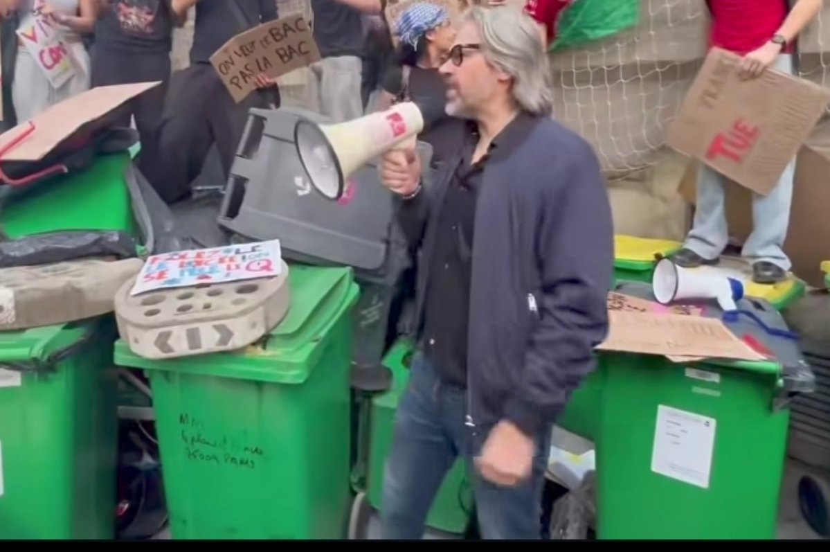 kotenok33000's tweet photo. Aymeric Caron enfin dans son élément naturel ! https://t.co/5eFRnQyRVg
