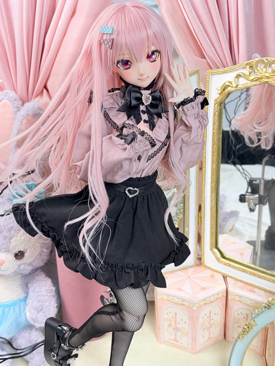 RainyBunny_bjd's tweet photo. おはようございます〜！☀️

温かいメッセージや祝福をたくさんいただき、本当に心がぽかぽかしています🥹💖

自分の本当の状況を明かすのはすごく勇気が要りました。
病弱なイメージではなく、いつも明るく自然体な姿をお届けしたかったので、ずっと葛藤していて…！🥺
弱音を聞いて受け止めてくださった皆さんに、感謝の気持ちでいっぱいです🫶🏻❤️

写真はスマホの中にあった撮影の記録📷✨
「お客様にもっと綺麗な姿を見せたい！」という一心で撮った大切な1枚です。

今日も10月もよろしくお願いします🌸

＃rainybunnyの子
＃おはドール
＃陽見恵��