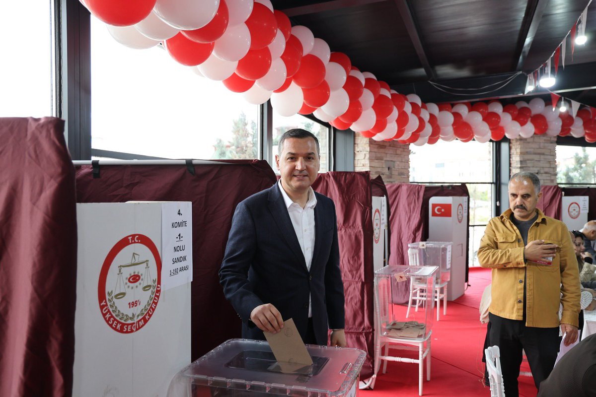 TuranYALDIR's tweet photo. 📍 Aksaray Ticaret ve Sanayi Odası

Aksaray Ticaret ve Sanayi Odası seçimlerinin şehrimize ve iş dünyamıza hayırlı olmasını diliyorum.

Yeniden seçilerek güven tazeleyen Ticaret ve Sanayi Odası Başkanımız Ahmet Koçaş’ı, Meclis Başkanımız Fatih Tekin’i ve yeni dönemde görev alan meclis üyelerini gönülden tebrik ediyor, üstlendikleri bu önemli görevde başarılar diliyorum.

Yeni dönemin; birlik ve beraberlik içerisinde, şehrimizin üretimine, ticaretine, sanayisine ve istihdamına değer katan çalışmalara vesile olmasını temenni ediyorum.

Kazanan Aksaray olsun.

Hayırlı olsun. 🇹🇷