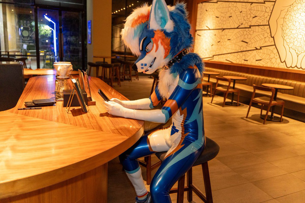 toratetsu_c's tweet photo. A special customer is waiting for his coffee, what will you serve him with?
#Fursuitfriday #Latexfur https://t.co/ICazIfVGg4