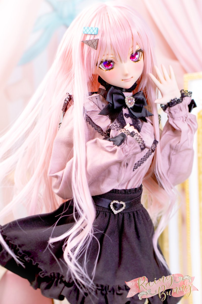 RainyBunny_bjd's tweet photo. おはようございます〜！☀️

温かいメッセージや祝福をたくさんいただき、本当に心がぽかぽかしています🥹💖

自分の本当の状況を明かすのはすごく勇気が要りました。
病弱なイメージではなく、いつも明るく自然体な姿をお届けしたかったので、ずっと葛藤していて…！🥺
弱音を聞いて受け止めてくださった皆さんに、感謝の気持ちでいっぱいです🫶🏻❤️

写真はスマホの中にあった撮影の記録📷✨
「お客様にもっと綺麗な姿を見せたい！」という一心で撮った大切な1枚です。

今日も10月もよろしくお願いします🌸

＃rainybunnyの子
＃おはドール
＃陽見恵��