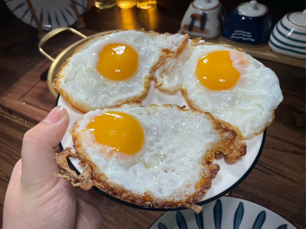 conchitadonhu's tweet photo. Hoy cocino yo, nunca antes sabía freír un huevo, cada día es un pequeo cambio! https://t.co/I6tGHKYh4g