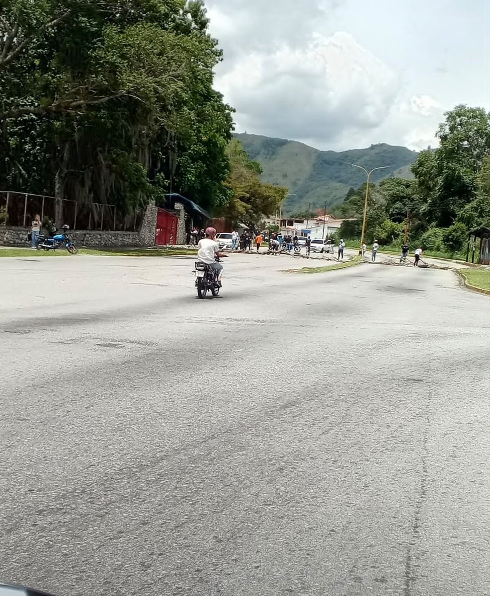 jquinteronews's tweet photo. #1oct | #Mérida Un grupo de estudiantes se mantienen apostados con cierre vehicular de la avenida Las Américas frente a la facultad de Ciencias Jurídicas y Políticas en rechazo lo que podría ser la suspensión de las elecciones en la #ULA 
 https://t.co/ZUkn0xlm41 https://t.co/uSz0jqxnRv