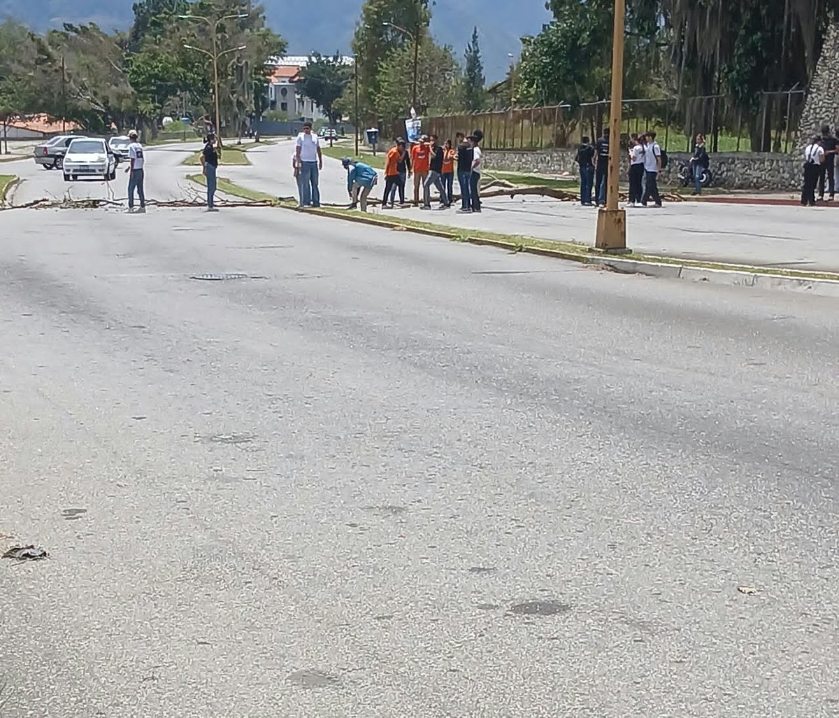 jquinteronews's tweet photo. #1oct | #Mérida Un grupo de estudiantes se mantienen apostados con cierre vehicular de la avenida Las Américas frente a la facultad de Ciencias Jurídicas y Políticas en rechazo lo que podría ser la suspensión de las elecciones en la #ULA 
 https://t.co/ZUkn0xlm41 https://t.co/uSz0jqxnRv