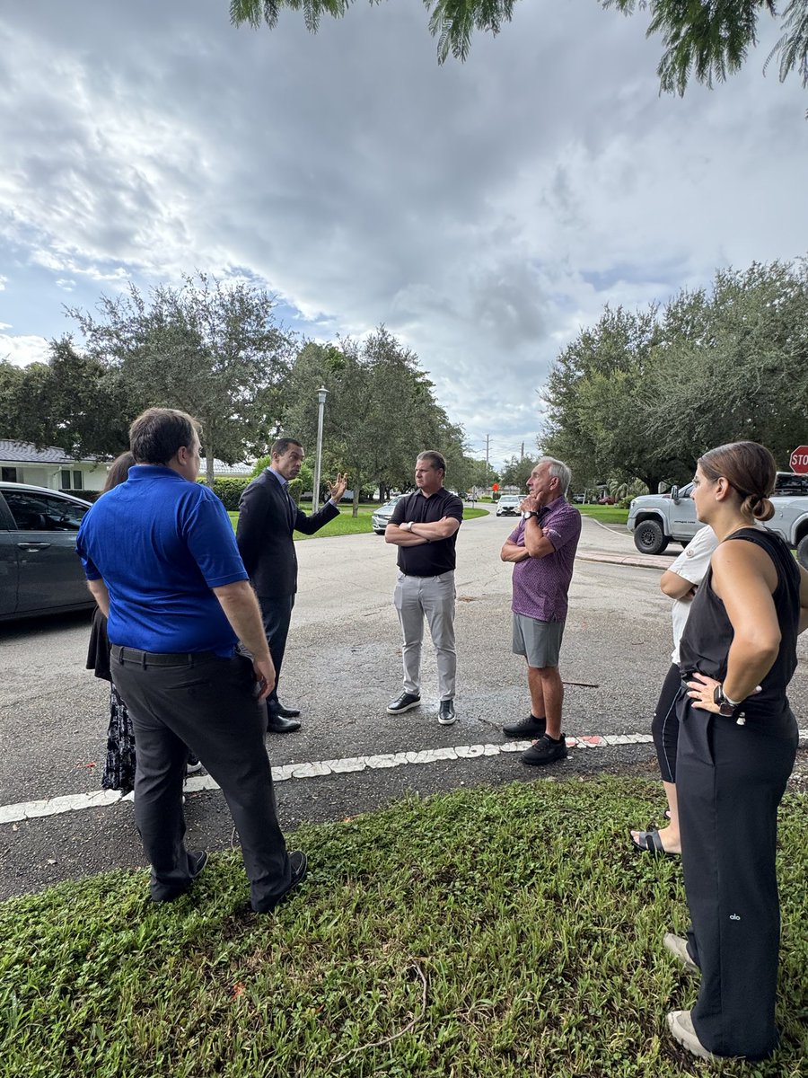 Vince_Lago's tweet photo. We had a productive site visit with the residents of Biltmore Drive to discuss traffic calming, sidewalks and pedestrian safety.  Thank you to City Staff who are always willing to meet, see the concerns firsthand and discuss ways to improve our neighborhoods. https://t.co/iaPxcUU7JS