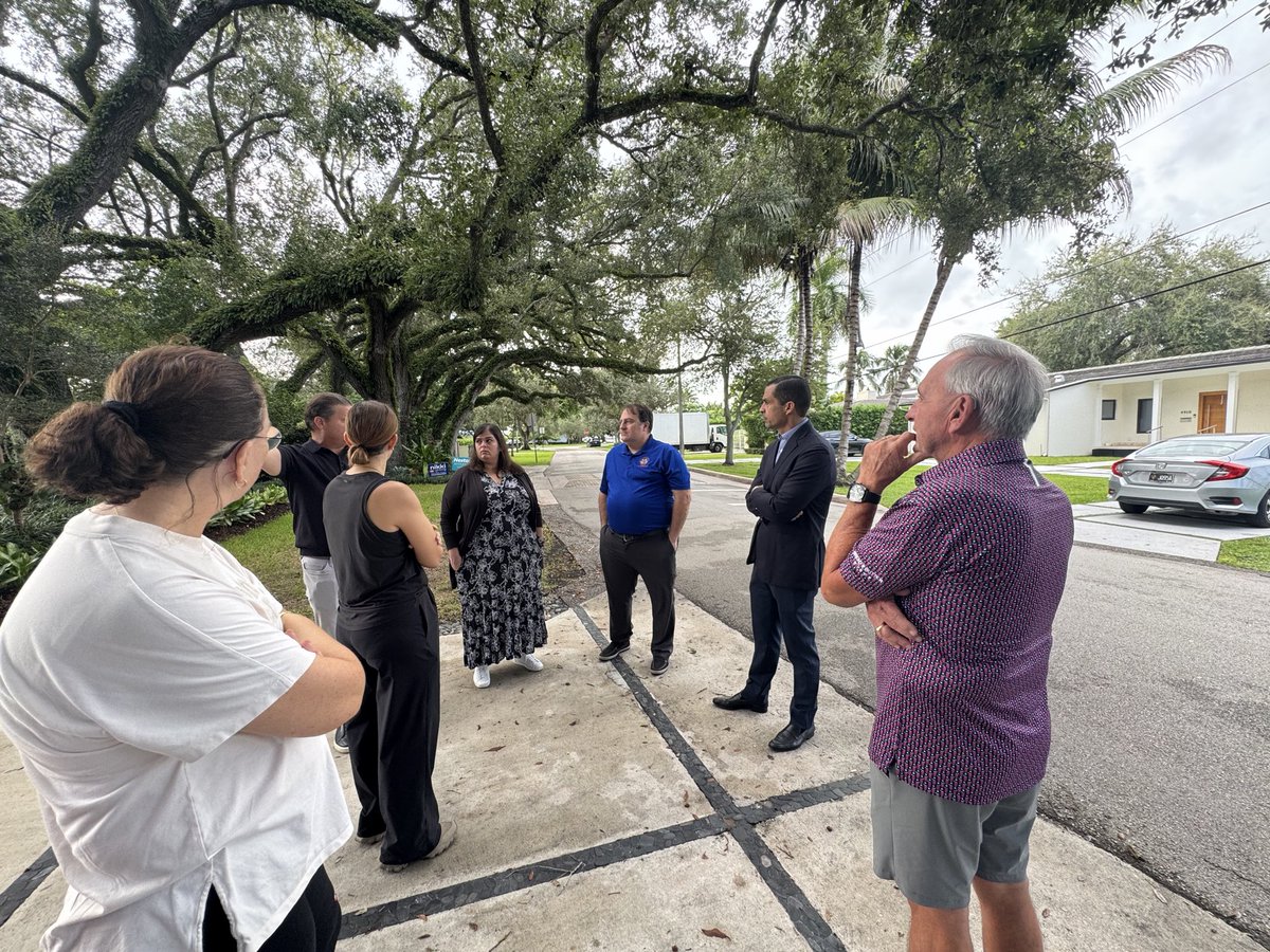 Vince_Lago's tweet photo. We had a productive site visit with the residents of Biltmore Drive to discuss traffic calming, sidewalks and pedestrian safety.  Thank you to City Staff who are always willing to meet, see the concerns firsthand and discuss ways to improve our neighborhoods. https://t.co/iaPxcUU7JS