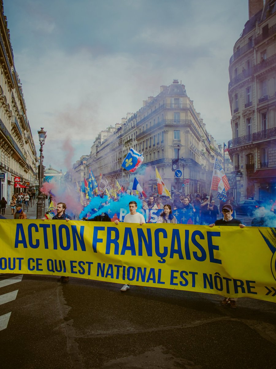Monarchies2000's tweet photo. Le étudiants de l' @actionfrancaise Lycéenne, mouvement royaliste, vont-is entrer à leur tour dans la danse des évènements qui secouent la France actuellement ? 1/3 👇 #monarchy #monarchie #France 👑🇫🇷⚜️ https://t.co/lZF5e7ycLK
