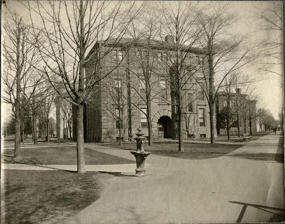 UMichPharmacy's tweet photo. #ThrowbackThursday Did you know we weren’t always called the College of Pharmacy? In 1915, the School of Pharmacy officially became the College of Pharmacy, changing its name to conform with University policy. https://t.co/B91DVk83QE