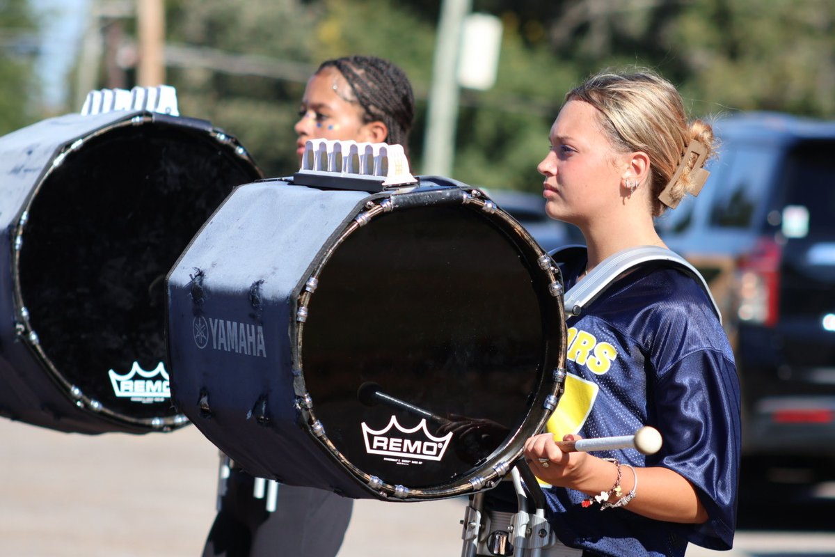 DCSeNews's tweet photo. Excitement is in the air! Olive Branch's homecoming parade was amazing for students, staff, families, and the community! The tradition is unforgettable! @OBHSQuistors #TeamDCS #BeTheStandard https://t.co/uGDtcbLKkv