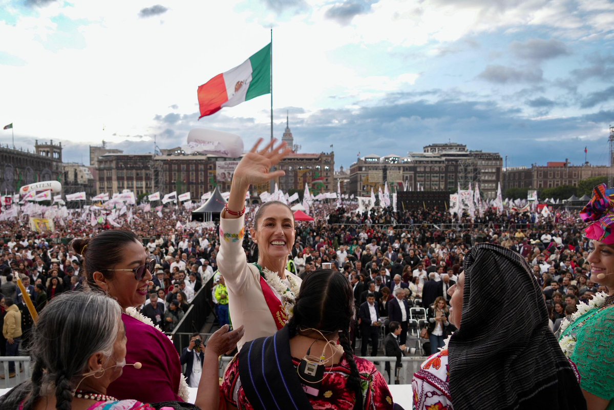 Letamaya's tweet photo. Hace 2 años @Claudiashein tomó protesta como presidenta de México. 

Por voluntad del pueblo dio continuidad al gobierno de la #Transformación, que comenzó en 2018 con @lopezobrador_.   Celebramos estos dos años de gran compromiso, lealtad y amor al pueblo que se convierten en políticas y derechos. Los resultados se notan en #bienestar, #justicia y #soberanía.