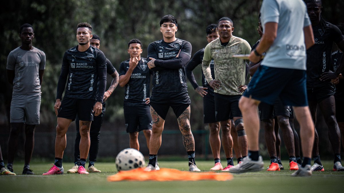 LDU_Oficial's tweet photo. Entrenamiento matutino🔥

Trabajando a doble jornada 🫡 https://t.co/b0rJrURs58