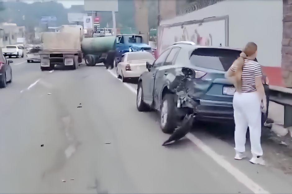 ¡Precaución! Múltiple colisión complica el tránsito en ruta al Pacífico (video)