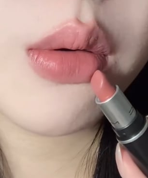thinkewart's tweet photo. Dear MAC employee, I hope your favorite iced coffee is always made perfectly because this in-store shade match saved me 🥹💋 https://t.co/AZMp94RiYC