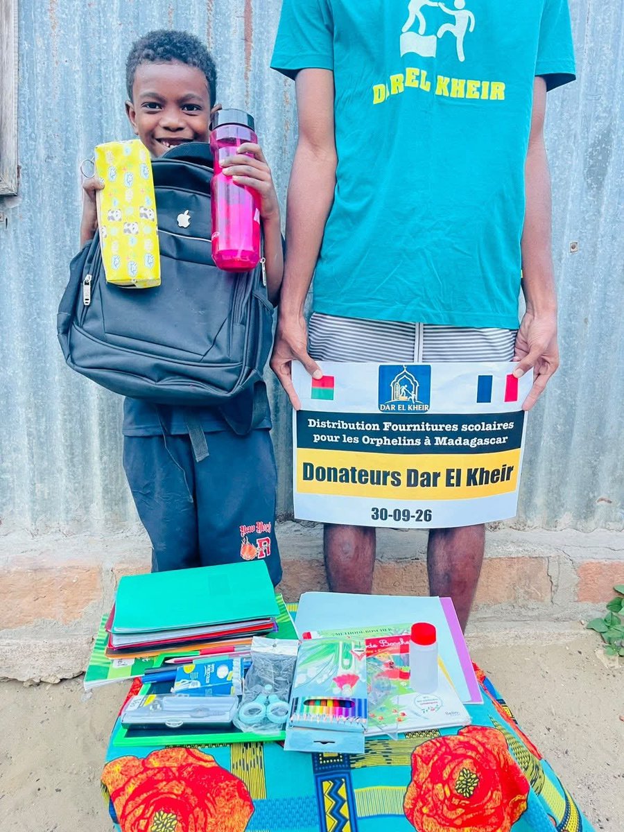 hanane_sr's tweet photo. As Salam aleykum wa rahmatullah wa baarakatuh,retour sur le remise d'un kit fourniture pour un de nos orphelins a Toliara a Madagascar 🇲🇬 
Les frais d'inscription sont également compris dans le prix total al hamdoulilah. https://t.co/Mf4wt3KX2d