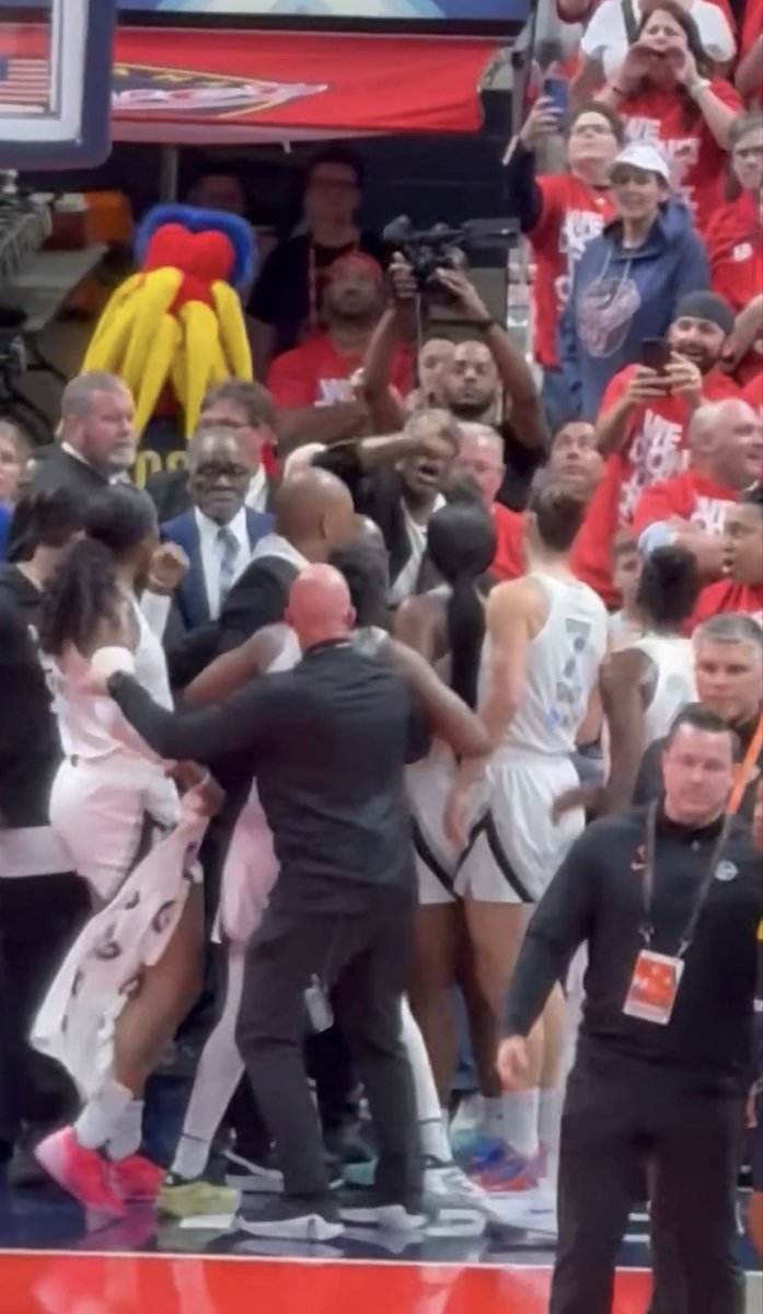 DBGyt_'s tweet photo. Didn't realise there are 6 aces players involved in the altercation with fans...

That means someone ran from the bench to get involved...

HOW DID NOBODY GET SUSPENDED... https://t.co/fWiuWSWSzt