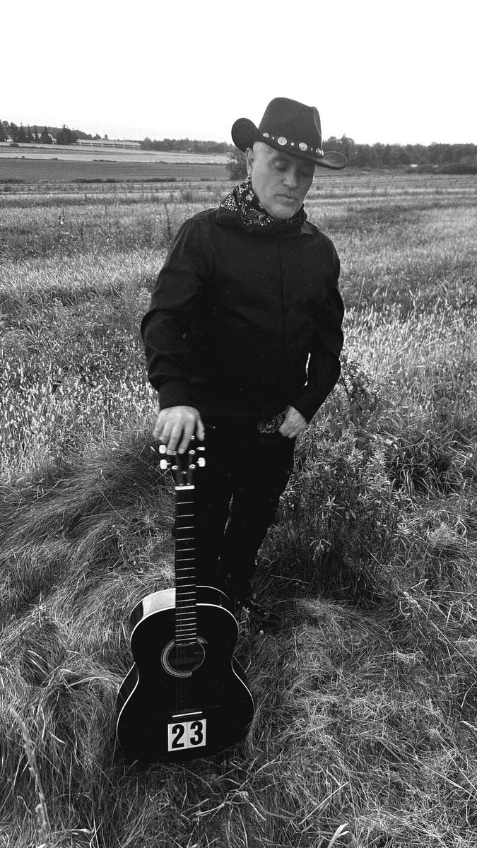 THENOAH23's tweet photo. The real Goth Brooks 🦇 https://t.co/jiSXd0dUUs