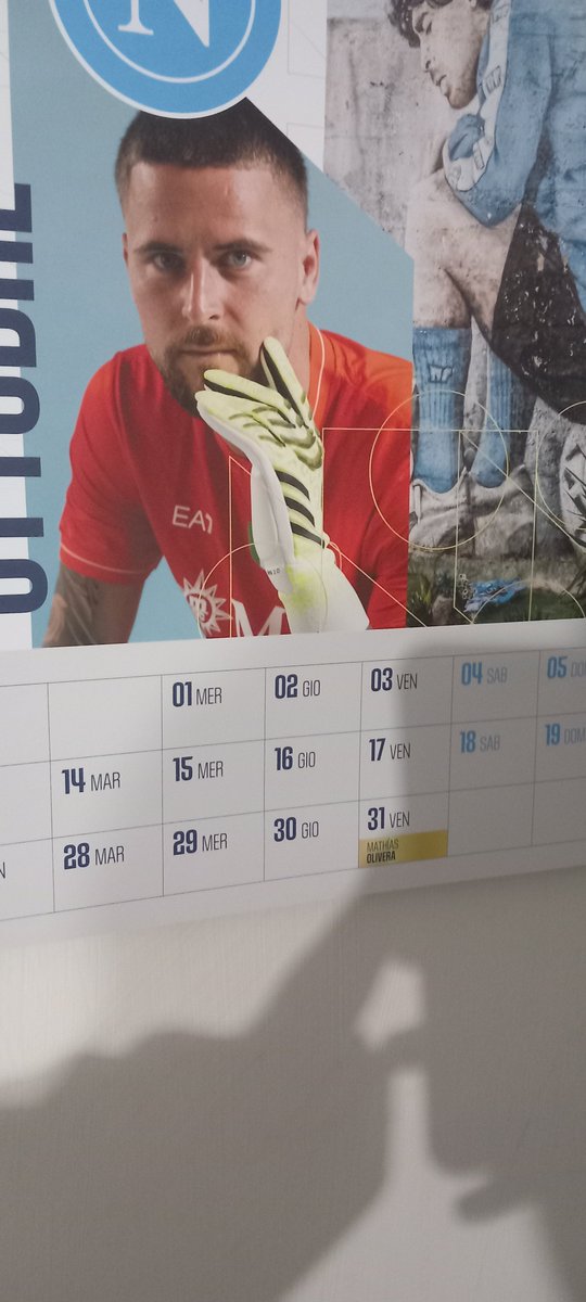 AndreaC_1998_'s tweet photo. Calendario ufficiale del Napoli

Mese di ottobre con Nikita Contini in copertina (e Sciordovic Savic)

Il 1° Ottobre segnato come mercoledì, ma è giovedì (e conseguenti giorni sbagliati del mese)

Bancarella del torrone ti amo https://t.co/T3H659WXAi