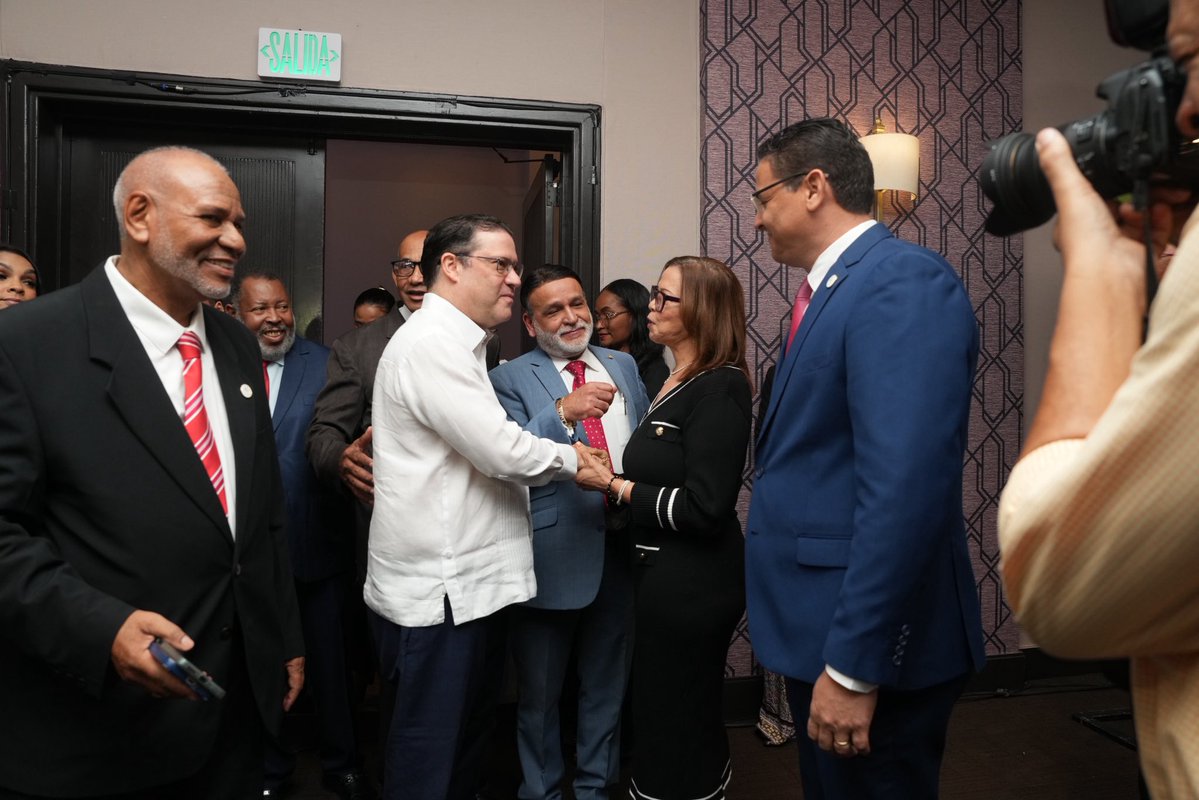 SanzLovaton's tweet photo. Con mucho compromiso he venido a ser parte de esta celebración de los 50 años de la Federación Nacional de Comerciantes Detallistas de Provisiones (FENACODEPRD). Son ellos parte esencial de la cadena de suministro que abastece a nuestra gente.

En República Dominicana, las mipymes representan el 98 % de las empresas, generan el 61.6 % del empleo y aportan alrededor del 32 % del PIB.