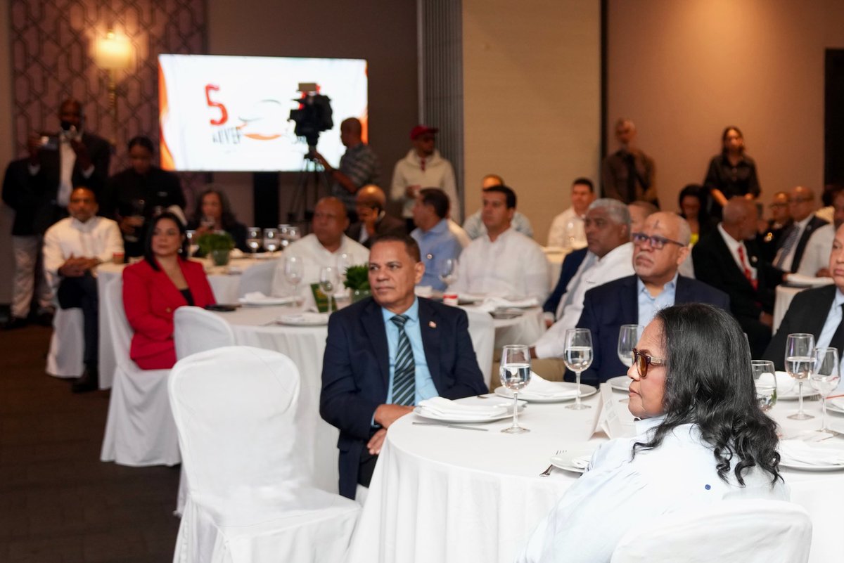 SanzLovaton's tweet photo. Con mucho compromiso he venido a ser parte de esta celebración de los 50 años de la Federación Nacional de Comerciantes Detallistas de Provisiones (FENACODEPRD). Son ellos parte esencial de la cadena de suministro que abastece a nuestra gente.

En República Dominicana, las mipymes representan el 98 % de las empresas, generan el 61.6 % del empleo y aportan alrededor del 32 % del PIB.