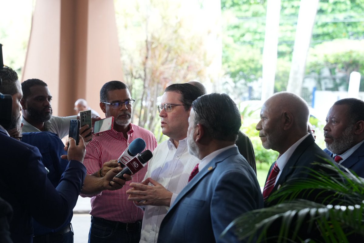SanzLovaton's tweet photo. Con mucho compromiso he venido a ser parte de esta celebración de los 50 años de la Federación Nacional de Comerciantes Detallistas de Provisiones (FENACODEPRD). Son ellos parte esencial de la cadena de suministro que abastece a nuestra gente.

En República Dominicana, las mipymes representan el 98 % de las empresas, generan el 61.6 % del empleo y aportan alrededor del 32 % del PIB.