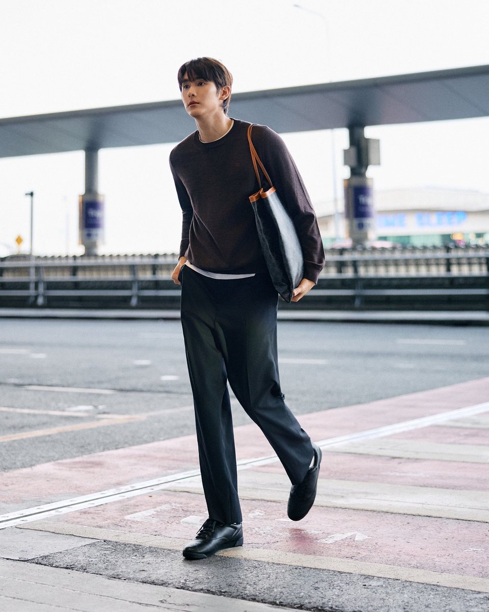 ParkkengChannel's tweet photo. Paris is calling 🛫 ส่องแอร์พอร์ตลุคหนุ่ม "บุ๊ค-กษิดิ์เดช" #kasibook ก่อนออกเดินทางสู่ฝรั่งเศส เพื่อร่วมชมโชว์ Celine ETE 2027 ซึ่งจะจัดขึ้นในวันที่ 3 ตุลาคมนี้ เวลา 17:00 น. ตามเวลาไทย

BOOK X CELINE PFW27
#BookKasidet
#Celine #CelineEte2027
#MichaelRider https://t.co/55IXdKn2Sc