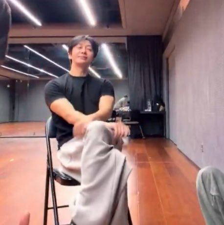 wonniecoenffl's tweet photo. Cuando los Monsta le preguntaron a Hyungwon durante el live que cómo se sentaría en el Fashion Week en Paris y me estoy riendo porque al final sí lo hizo así JAJAJAJA 😭😭 
Nada más le falta subirse a la silla https://t.co/oo5pQw58Hl