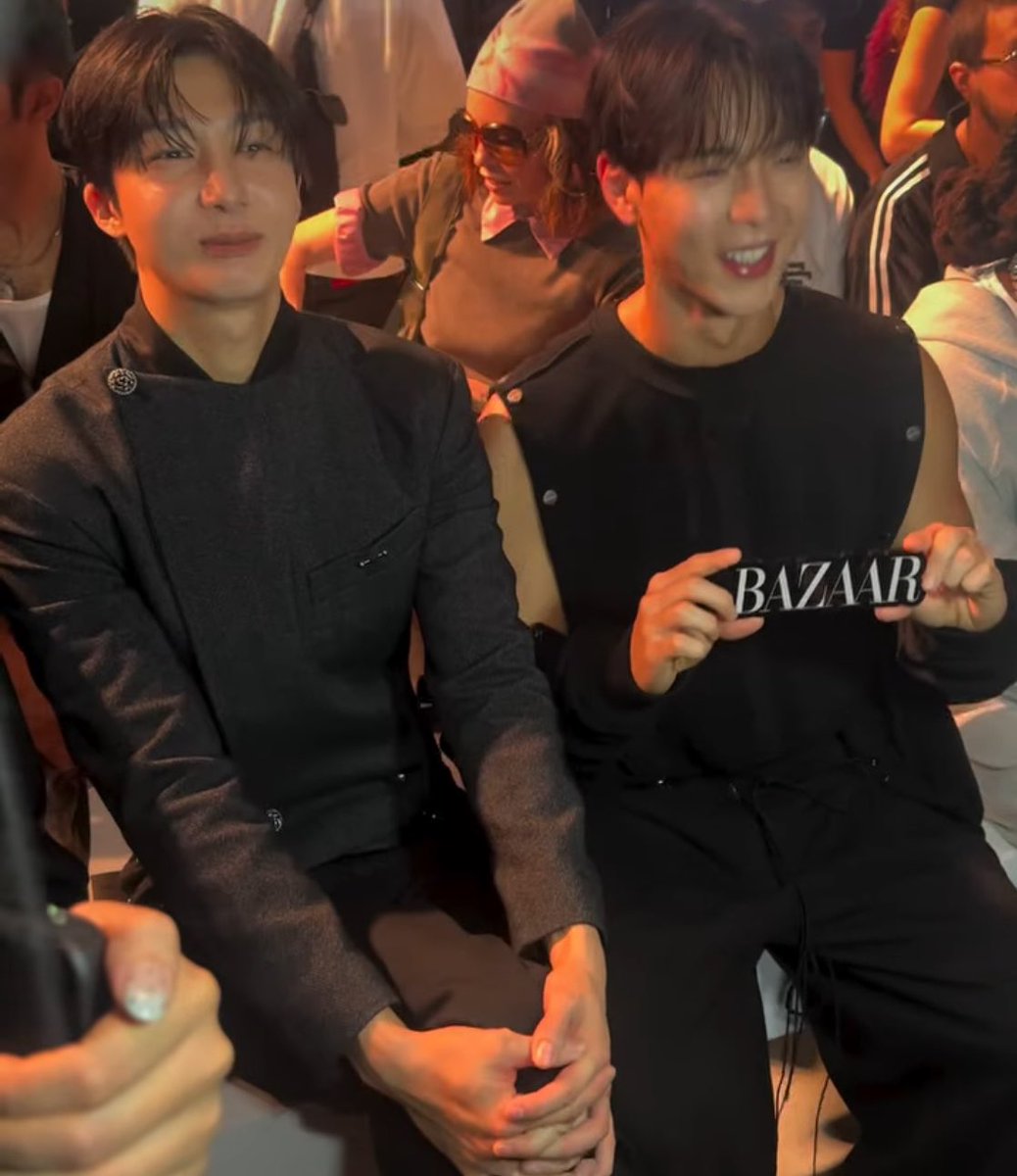 wonniecoenffl's tweet photo. Cuando los Monsta le preguntaron a Hyungwon durante el live que cómo se sentaría en el Fashion Week en Paris y me estoy riendo porque al final sí lo hizo así JAJAJAJA 😭😭 
Nada más le falta subirse a la silla https://t.co/oo5pQw58Hl