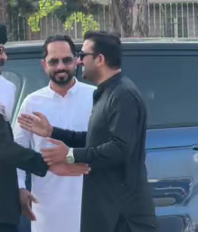 Imrankhanwe's tweet photo. @ZafarItaly @SHABAZGIL @PTIofficial ایجنٹ مافیا انسانی سمگلنگ میں بیرونہ کیا اٹلی میں نمبر ون پر یہ سارے لوگ ہیں https://t.co/on8BmYzJo3