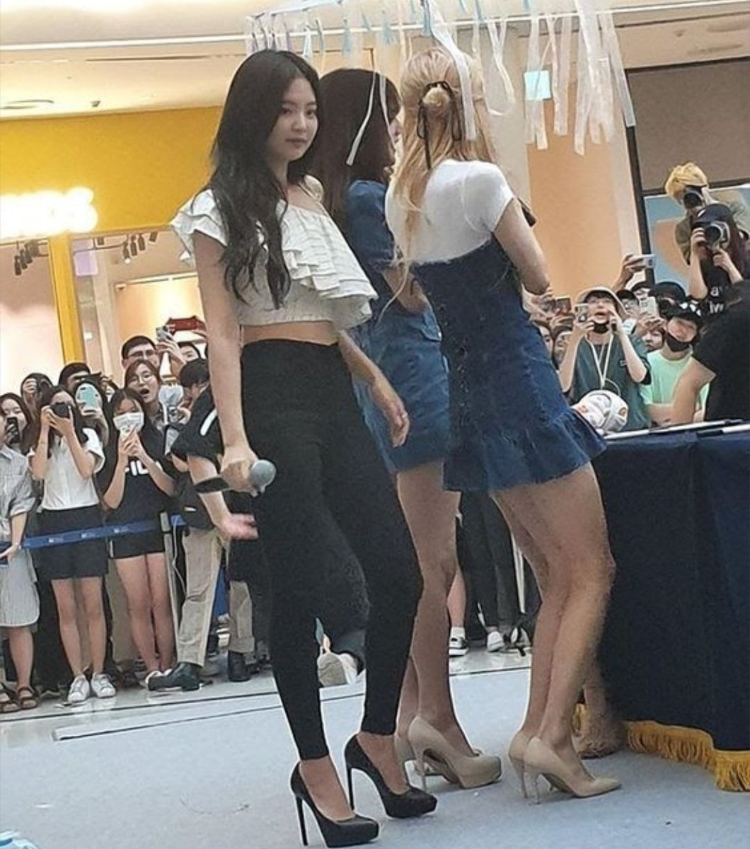 everpinkarea's tweet photo. getting ready                         to make history https://t.co/VdqQDbSTxQ
