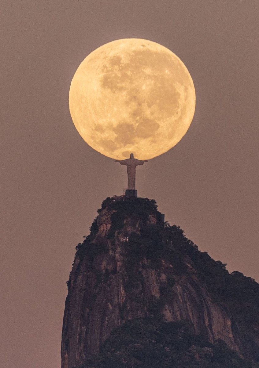 interesting_aIl's tweet photo. after three years of attempts, he finally captured the perfect Moon shot

Brazilian photographer Leonardo Sens spent three years planning this shot before finally capturing the full Moon perfectly aligned with Christ the Redeemer in Rio https://t.co/9yFZsGKWJG