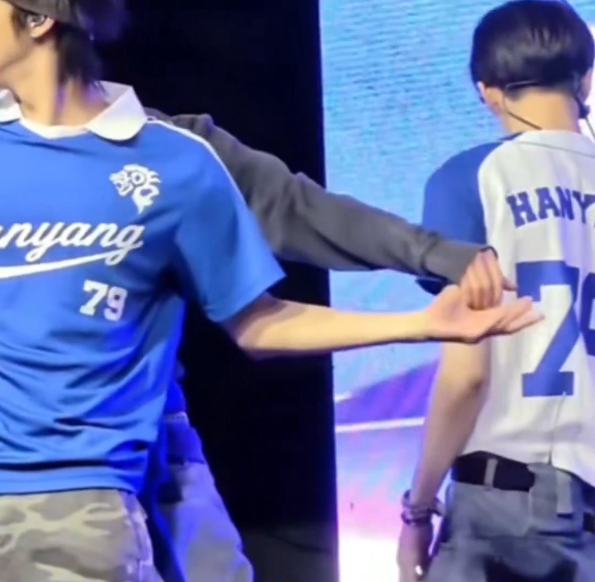meowzjpg's tweet photo. sangwon holding onto leo's thumb during raw flame let's all die https://t.co/8QwIbR9CAT