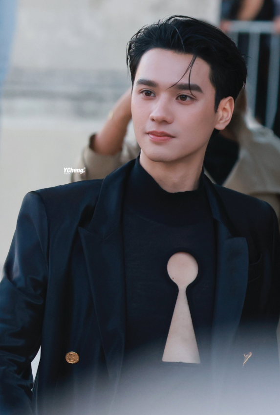 AboutMusicYT's tweet photo. Keng Harit is pulchritudinous at the Schiaparelli show during Paris Fashion week. https://t.co/Eg4Epp6RdZ