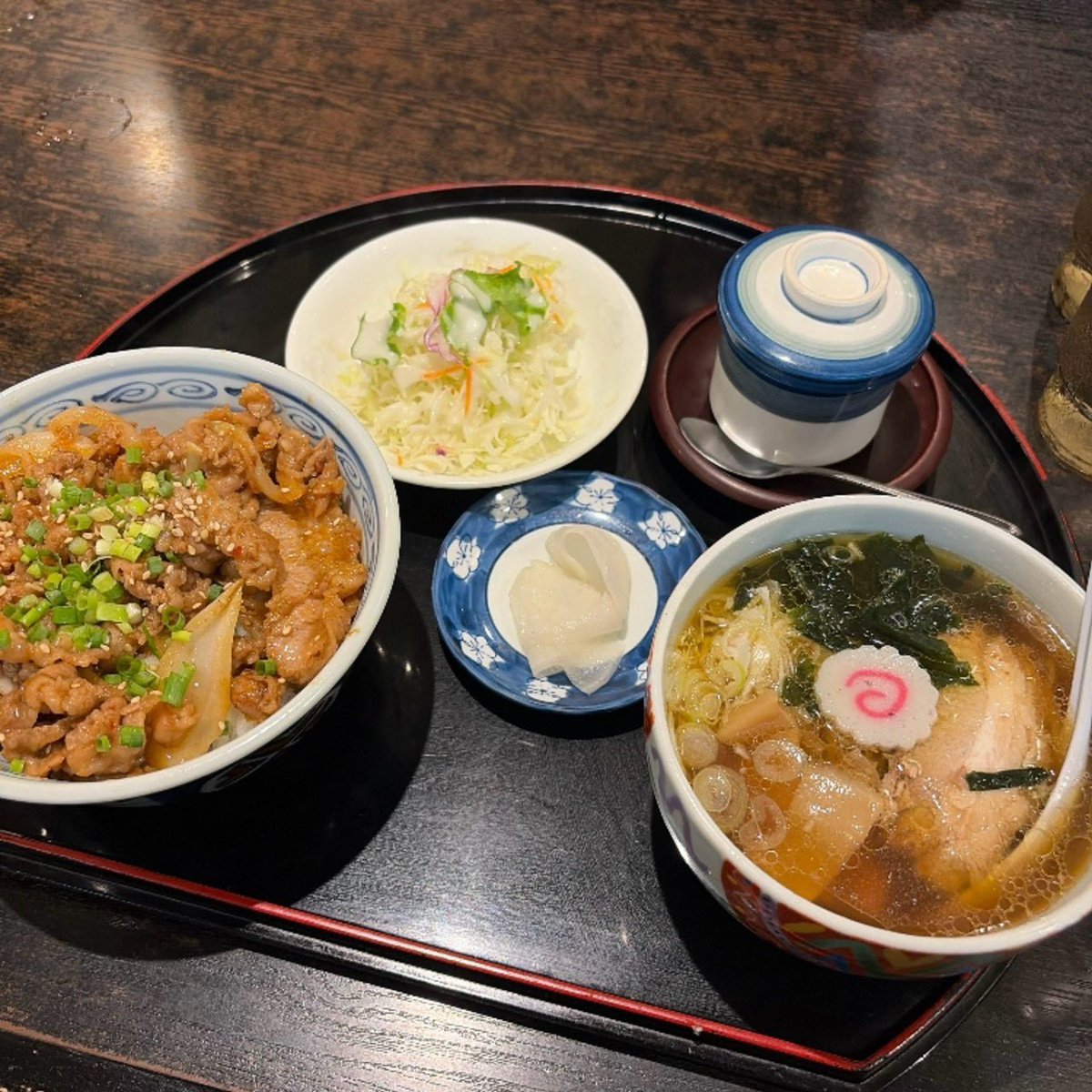 L4NDMVRKS's tweet photo. 石巻のデリシャスさんへ初訪問！
私は限定のナスと牛肉のニンニクショウガ辛麺とライス、相方は牛カルビ丼セット…セットのボリュームすげぇ笑
辛麺はひりひりするような辛さだったけど、ナスやホロホロの牛肉がたくさん入ってて美味しかった☺️️
イカしたステッカーもありがとうございました🙌️ https://t.co/eob9jpLerj