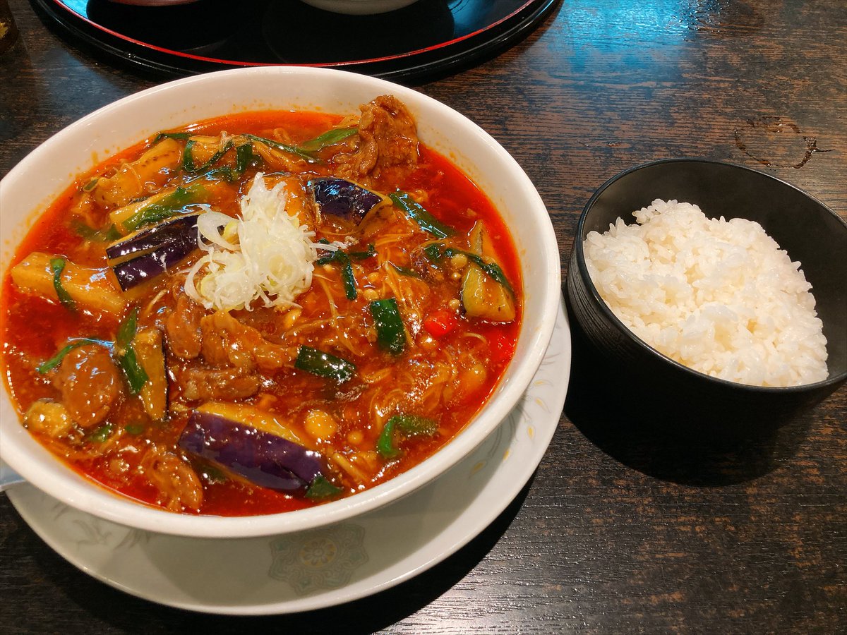L4NDMVRKS's tweet photo. 石巻のデリシャスさんへ初訪問！
私は限定のナスと牛肉のニンニクショウガ辛麺とライス、相方は牛カルビ丼セット…セットのボリュームすげぇ笑
辛麺はひりひりするような辛さだったけど、ナスやホロホロの牛肉がたくさん入ってて美味しかった☺️️
イカしたステッカーもありがとうございました🙌️ https://t.co/eob9jpLerj