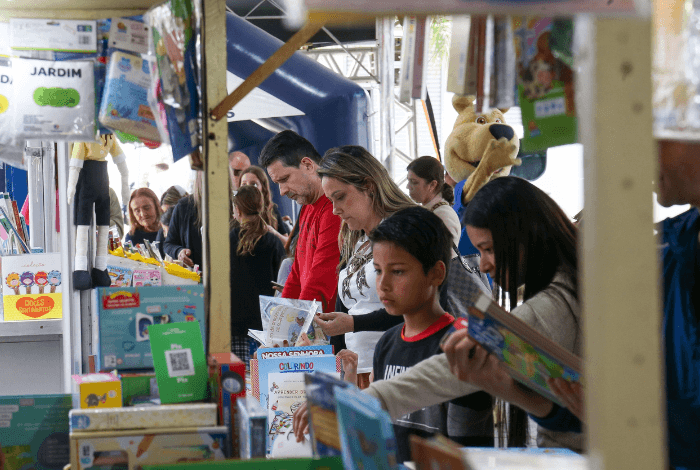 bem_sul's tweet photo. 📖 42ª Feira do Livro de Caxias começa nesta sexta-feira | Abertura tem concerto da dupla Kleiton e Kledir e bate-papo com os escritores Angélica Freitas, Jeferson Tenório e Guilherme Karsten 

Saiba mais: https://t.co/uXEp0ElSZh

#nossobemestar #literatura #feiradolivro https://t.co/X35YtNM2zs