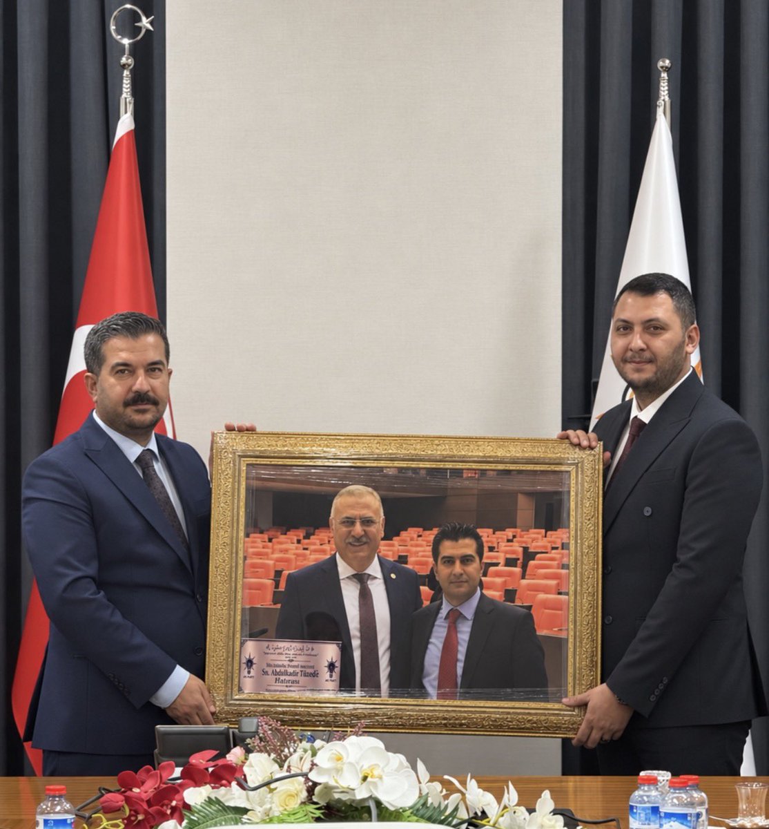 OsmanKayan63's tweet photo. Vefatının sene-i devriyesinde, 26. Dönem Ak Parti Gaziantep Milletvekilimiz merhum Abdulkadir Yüksel’i rahmet ve dualarla yâd ederek aziz hatırasını yaşatmak adına hazırladığımız fotoğrafını yol ve dava arkadaşı değerli amcam İskender Yüksel’e takdim ettik.

@Akparti
@AKParti_GMYerel 
@Yukseliskenderr
