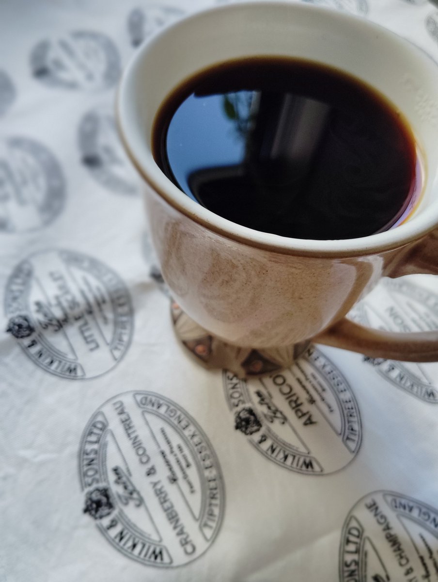 karass_ya's tweet photo. そうそう、コーヒーの日でもありました

常盤珈琲焙煎所の ルワンダ ギト FW
舌の端にフルーティーな軽やかさ

マグはデンビー
好きだから欠けても使います https://t.co/yf9maLIia7