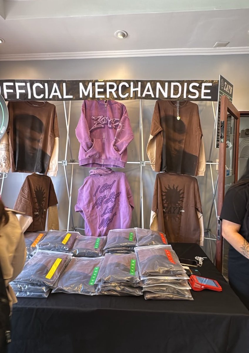 ZaynJMalikARG's tweet photo. Merch en el pop-up oficial de Chile 🥺💖 TODO QUIERO

© @Zquad_Chile https://t.co/rjCRbVoEMH
